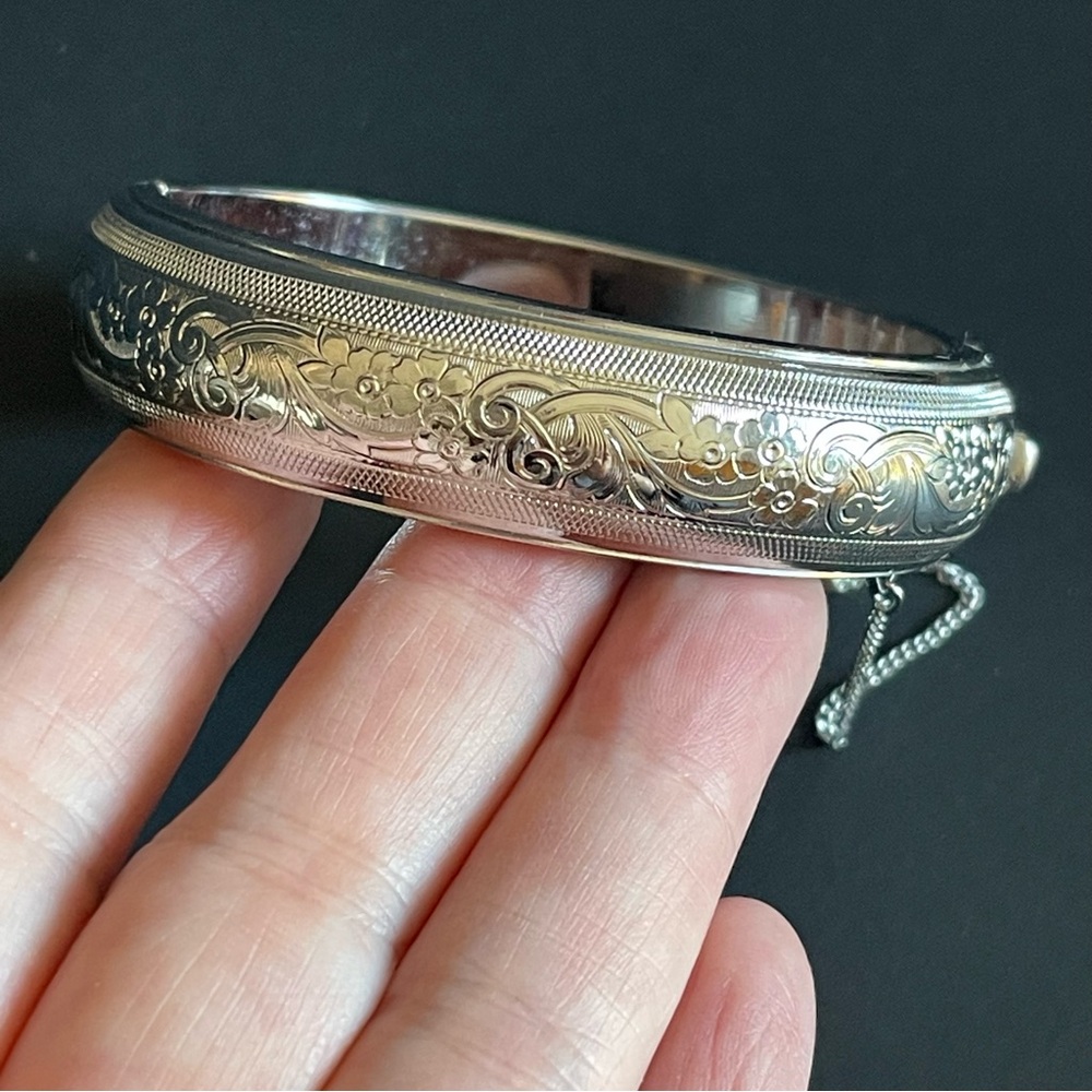 Vintage Sarah Coventry silver tone engraved Bangle Bracelet.